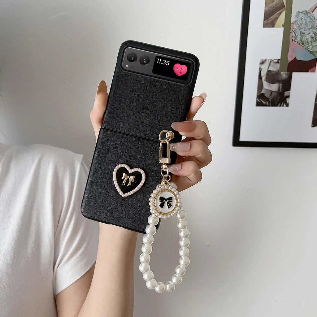 Love Heart PU Leather Phone Case with Bracelet Hard PC Protective Cover for Motorola Razr 2023/Razr 40