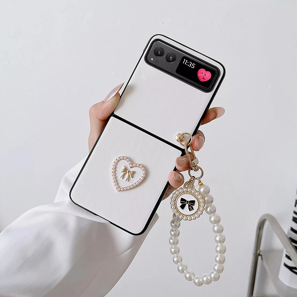 Love Heart PU Leather Phone Case with Bracelet Hard PC Protective Cover for Motorola Razr 2023/Razr 40